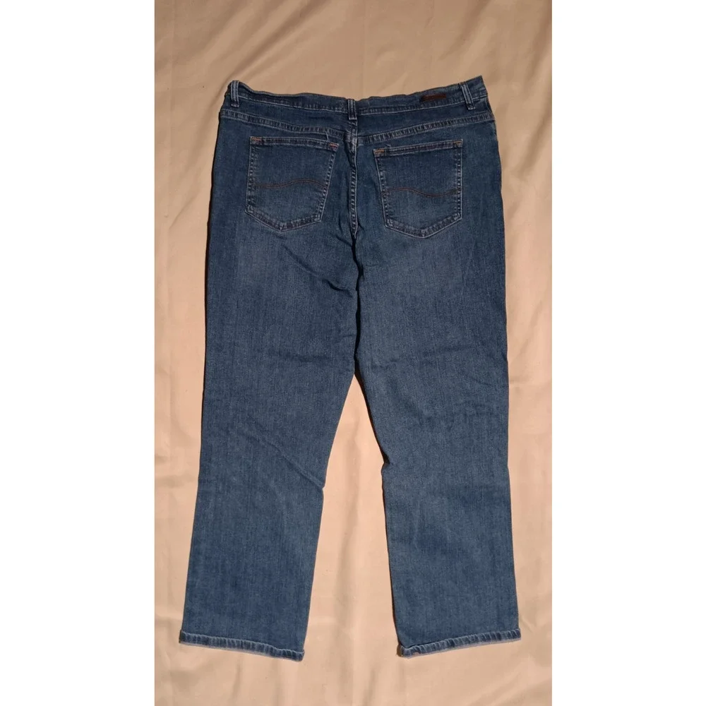 Lee Women’s Jeans 18 Medium Relaxed Fit Mid Rise Straight Leg Blue Denim Classic - Picture 4 of 4